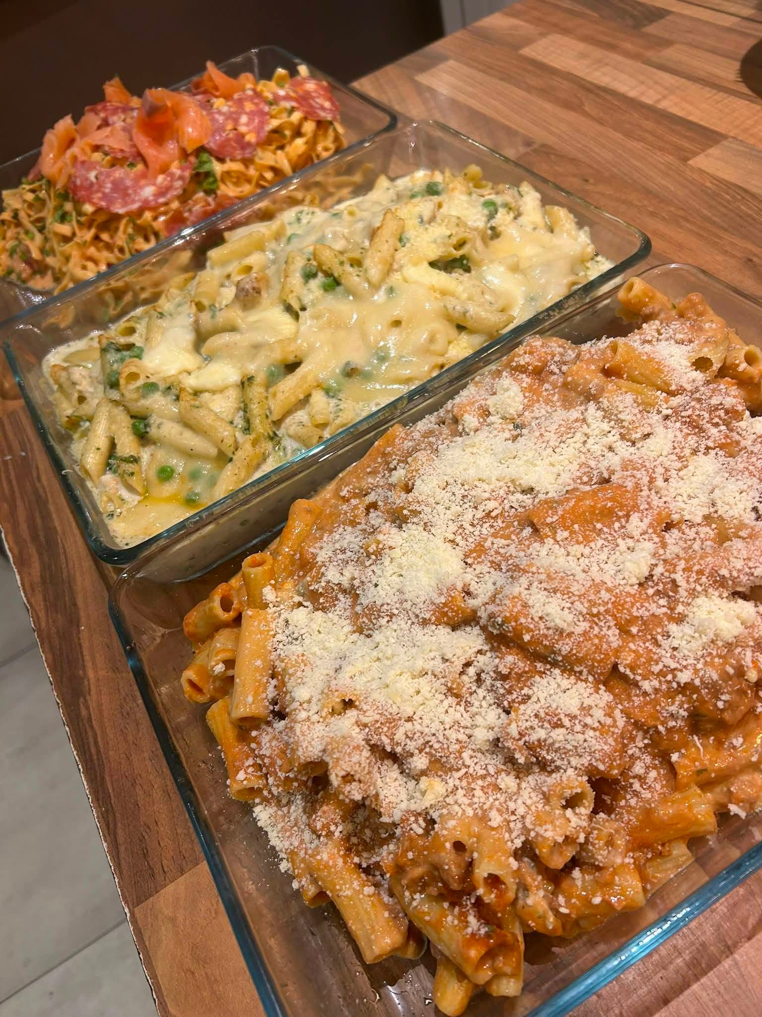 Plats de pâtes pour un buffet événement