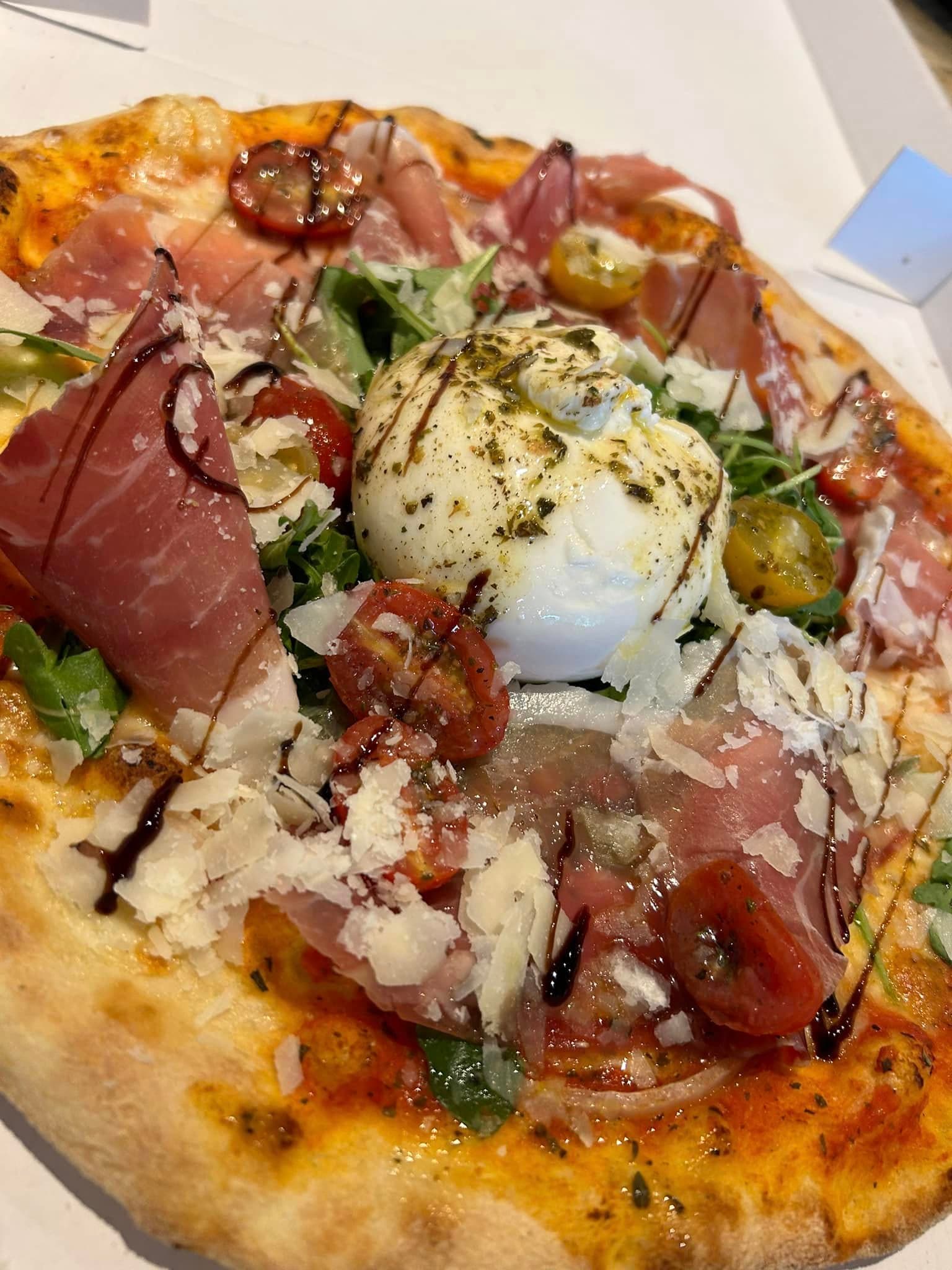 Pizza burrata, jambon de Parme et roquette