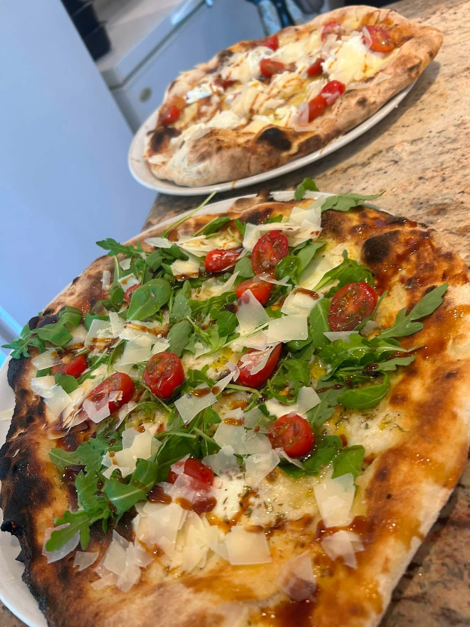 Pizzas burrata et roquette