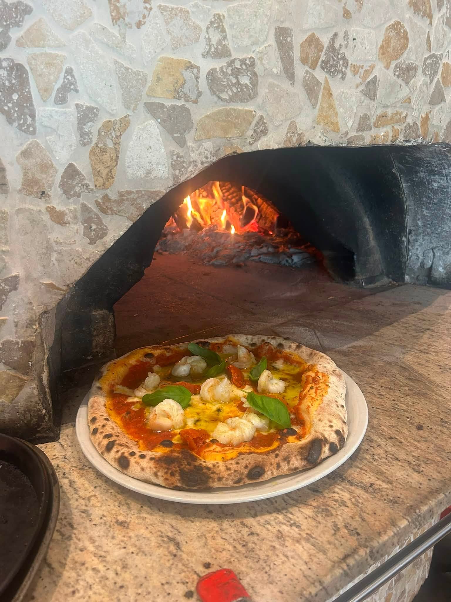 Pizza aux scampis, sortie du four à bois