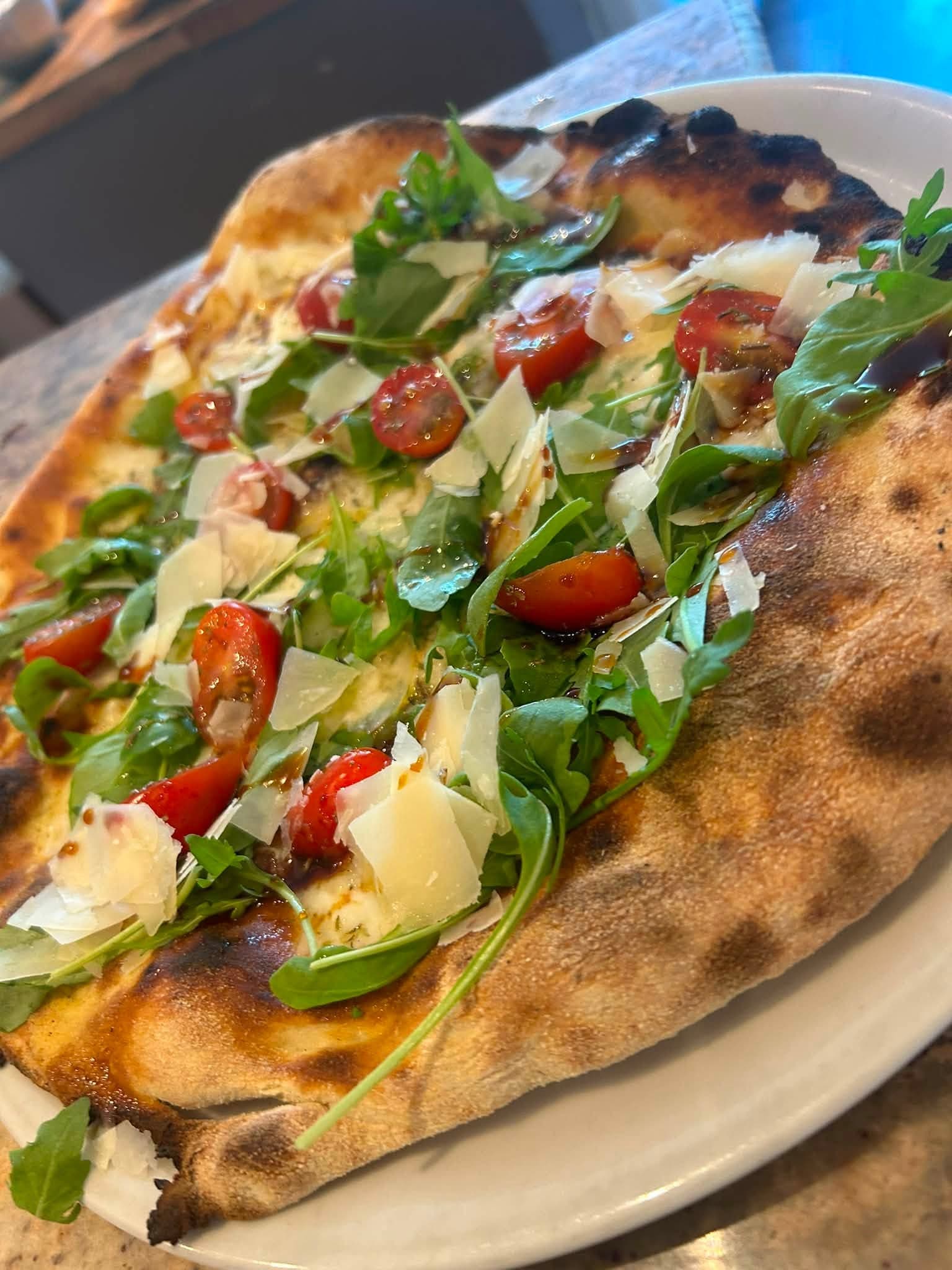 Pizza roquette, tomates cerises et parmesan