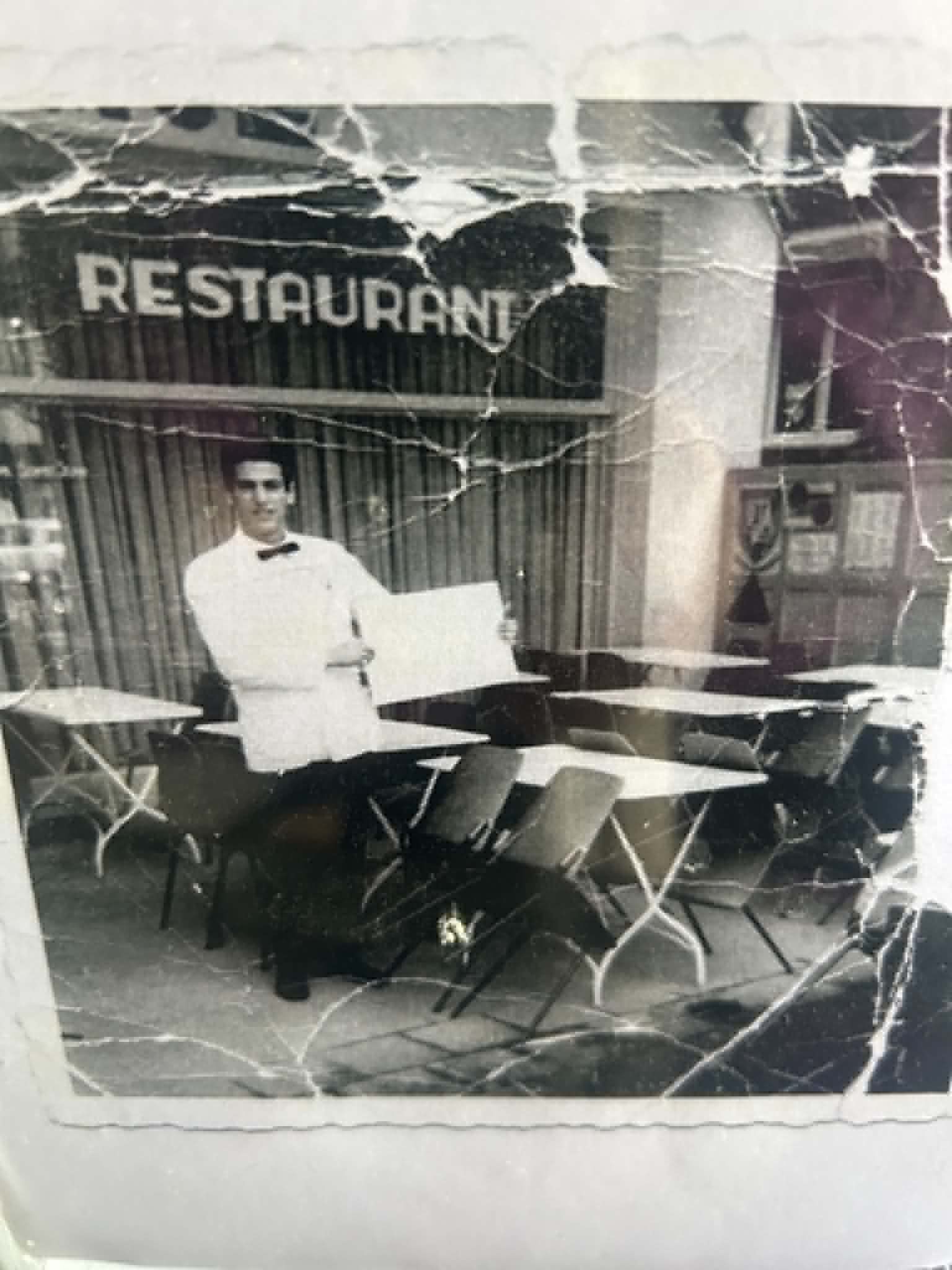 Le fondateur du Valentino, originaire de Sicile, devant son premier restaurant